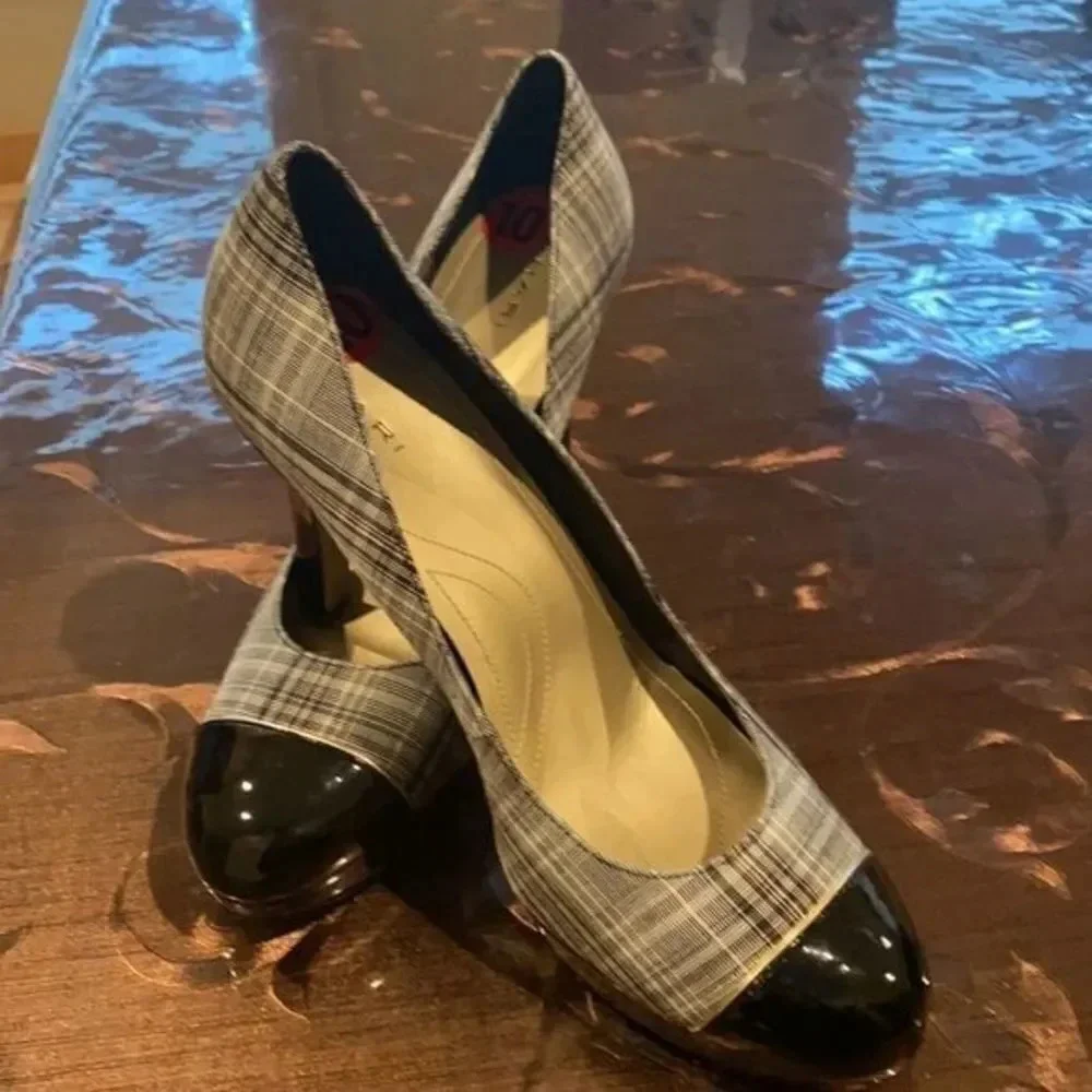 Tahari Laurie plaid pumps